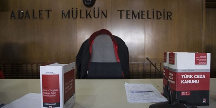 Araçları durdurulan iki eski hakim tutuklandı