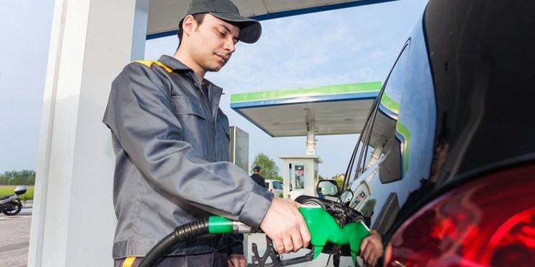 Asgari ücretle Almanya'da 1.055, Türkiye'de 284 litre benzin alınabiliyor