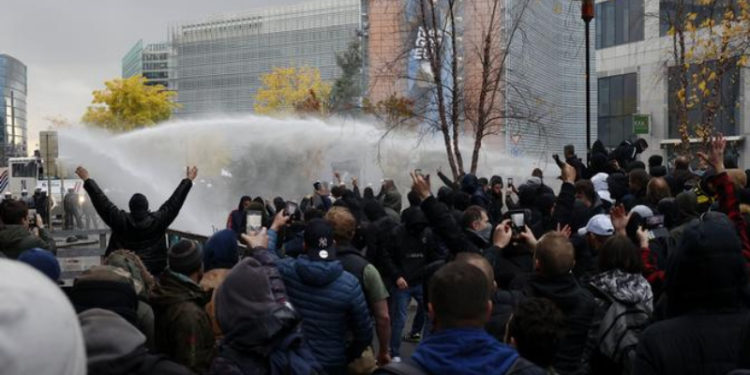 Avrupa'da kalabalıklar kısıtlamalara karşı sokağa inerken Avusturya'da kapanma başladı