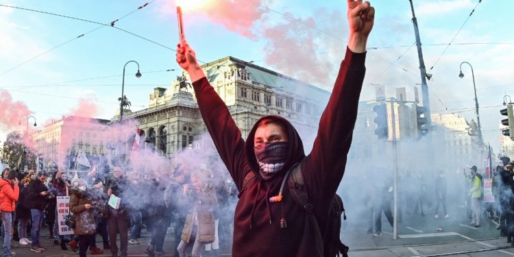 Avusturya, koronavirüsün 4. dalgasına karşı tam kapanmaya geri döndü