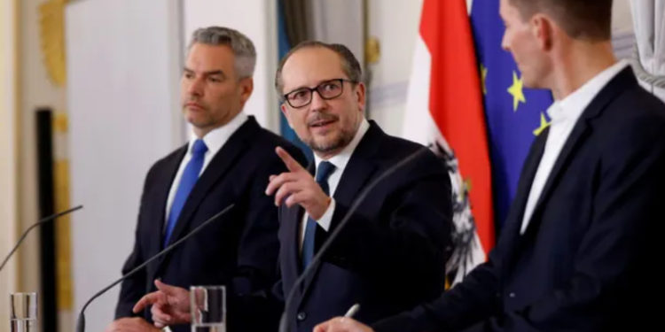 Avusturya'da aşısızların sokağa çıkması yasaklandı