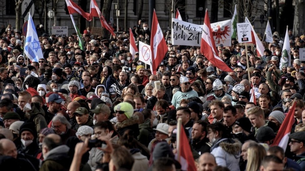 Avusturya'da tam kapanmadan önce koronavirüs önlemleri karşıtı protestoya on binler katıldı