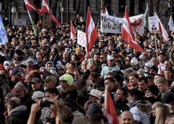 Avusturya'da tam kapanmadan önce koronavirüs önlemleri karşıtı protestoya on binler katıldı