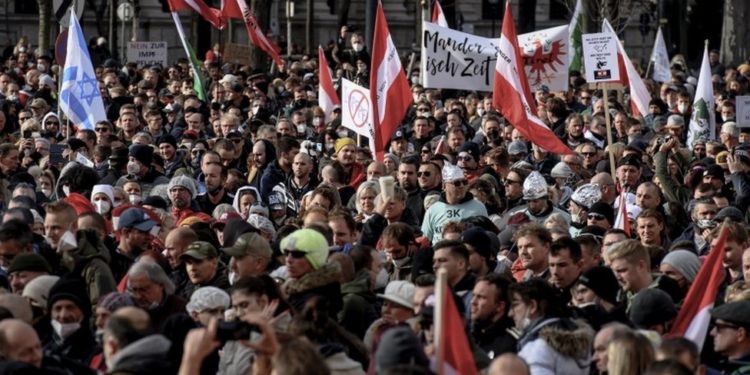 Avusturya'da tam kapanmadan önce koronavirüs önlemleri karşıtı protestoya on binler katıldı
