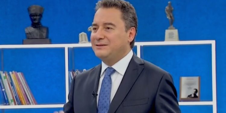 Babacan: Erdoğan'ı ilkokul üçüncü sınıfa giden çocuklar gülerek dinliyor