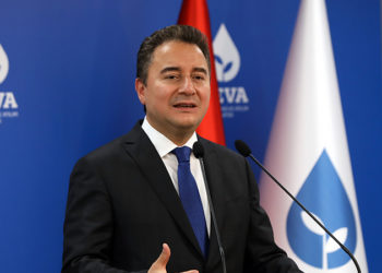 Babacan'dan Erdoğan'a: Koskoca ülkeyi partisinin il teşkilatı sanıyor; yatırım talimatla olmaz, bunu da öğrenmesi gerekecek