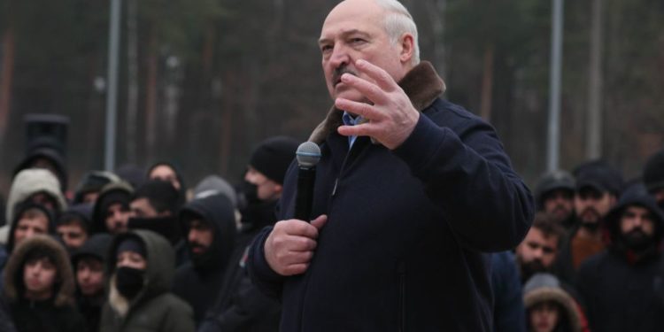 Belarus lideri Lukaşenko'dan Polonya sınırdaki göçmenlere: Batı'ya gitmek istiyorsanız, sizi tutmayız