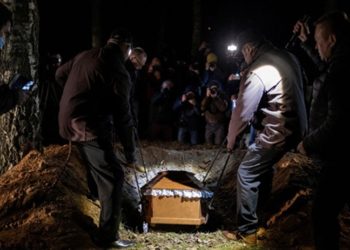 Belarus sınırında ölen 19 yaşındaki Ahmed'i Polonyalı Tatarlar gömdü, ailesi cenazeyi telefondan izledi