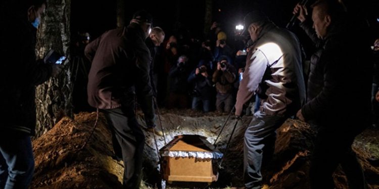 Belarus sınırında ölen 19 yaşındaki Ahmed'i Polonyalı Tatarlar gömdü, ailesi cenazeyi telefondan izledi