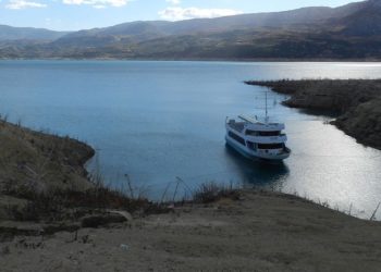 Belediye başkanı dertli: Bakan Elvan'ın hediye ettiği teknenin daha kontağına basılmadı