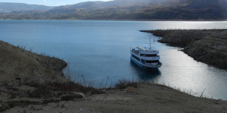 Belediye başkanı dertli: Bakan Elvan'ın hediye ettiği teknenin daha kontağına basılmadı