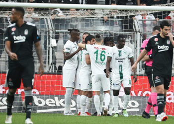 Beşiktaş evinde dağıldı!