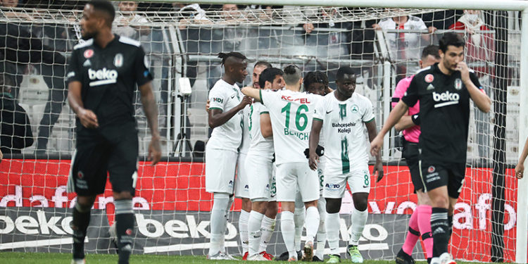 Beşiktaş evinde dağıldı!