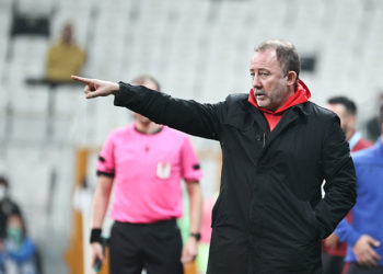 Beşiktaş taraftarından Sergen Yalçın'a tepki: Sergen buraya, hesap ver taraftara