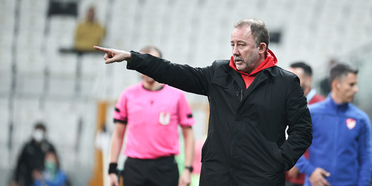 Beşiktaş taraftarından Sergen Yalçın'a tepki: Sergen buraya, hesap ver taraftara