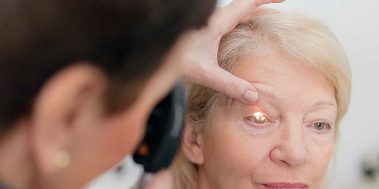 Bilim Kurulu Üyesi Prof. Şener'den Covid-19 hastalarına görme kaybı uyarısı