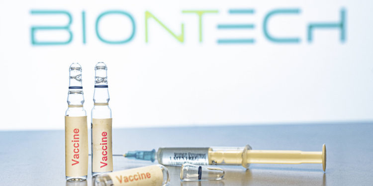 BioNTech: Omicron varyantı için yeni aşı geliştirecek