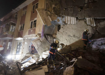 Bir binada gaz sıkışması nedeniyle yaşanan patlamada 2 kişi hayatını kaybetti