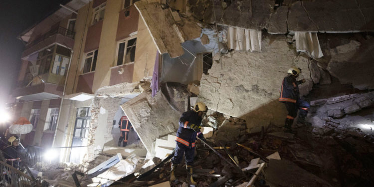 Bir binada gaz sıkışması nedeniyle yaşanan patlamada 2 kişi hayatını kaybetti