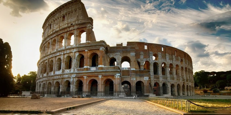 Bira içmek için Kolezyum'a kaçak giren iki turiste 800 Euro ceza