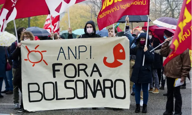 Bolsonaro, büyükbabasının doğduğu İtalyan şehrine fahri vatandaşlık almaya gitti; protestocular sokağa çıktı