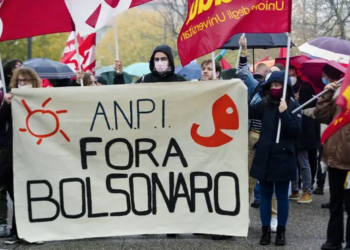 Bolsonaro, büyükbabasının doğduğu İtalyan şehrine fahri vatandaşlık almaya gitti; protestocular sokağa çıktı