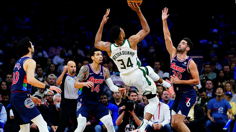 Bucks, Philadelphia 76ers'ı zirveden etti