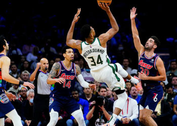 Bucks, Philadelphia 76ers'ı zirveden etti