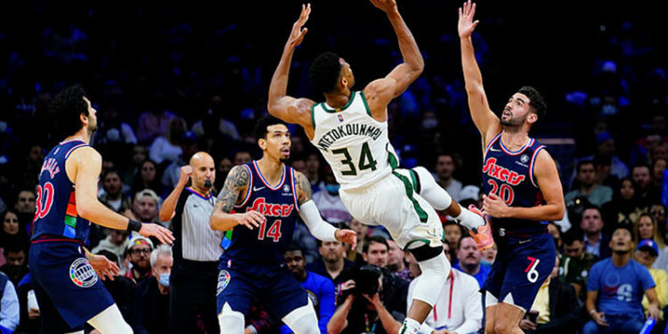 Bucks, Philadelphia 76ers'ı zirveden etti