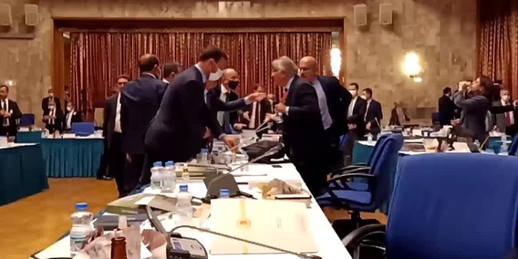 Bütçe Komisyonu'nda "terbiyesiz" ve "çemkirme" tartışması