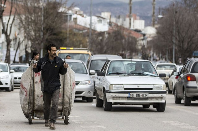 CHP: Sokakta kağıt toplayan 500 bin kişi var ve yasal düzenleme bekliyorlar