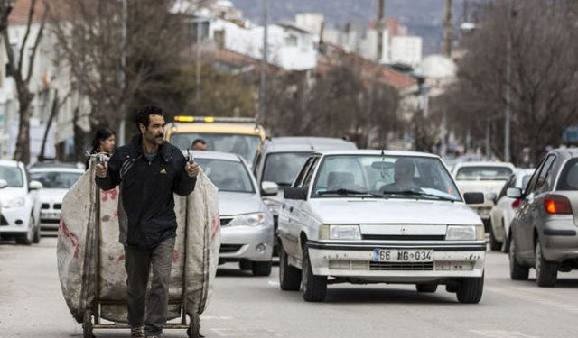 CHP: Sokakta kağıt toplayan 500 bin kişi var ve yasal düzenleme bekliyorlar