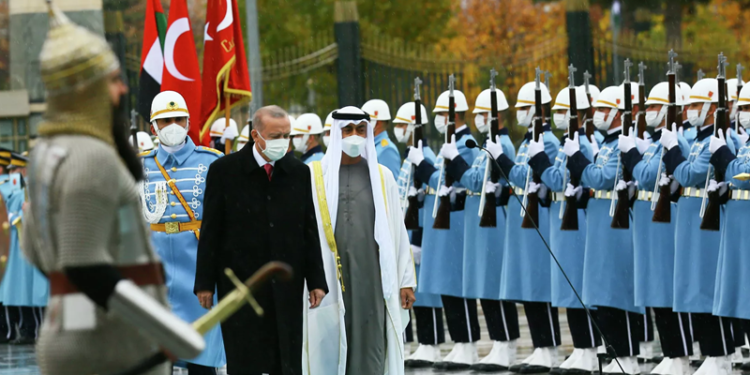 CHP'li Ağbaba: Recep Tayyip Erdoğan kedi gibi Birleşik Arap Emirlikleri liderinin dizini dibinde çöküverdi