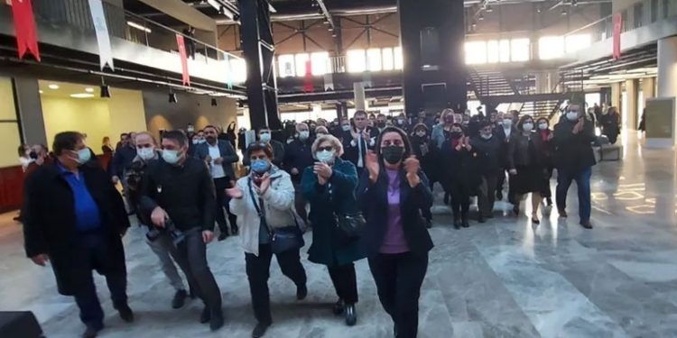 CHP'liler Kılıçdaroğlu'na hakaret eden AKP'li meclis üyesini protesto etti