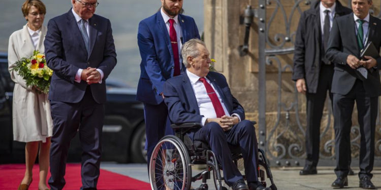 Covid-19’a yakalanan 77 yaşındaki Çekya Devlet Başkanı Zeman hastaneye kaldırıldı