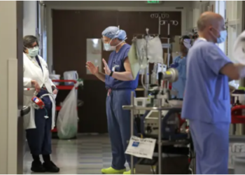 Covid nedeniyle 28 gün yaşam mücadelesi veren adam iyileştikten sonra aşı olmadığı için doktorlardan özür diledi