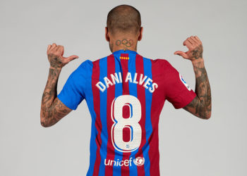 Dani Alves sezon sonuna kadar Barcelona ile sözleşme imzaladı