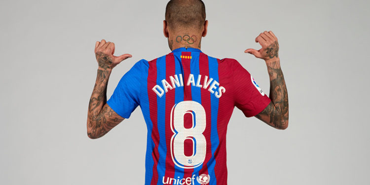 Dani Alves sezon sonuna kadar Barcelona ile sözleşme imzaladı