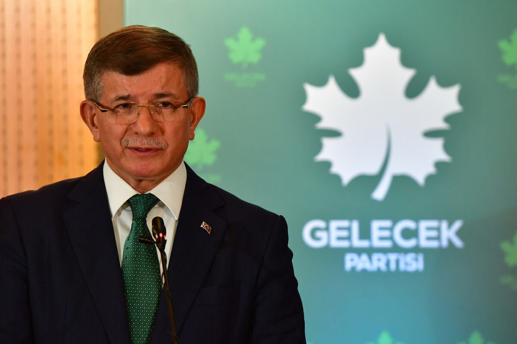 Davutoğlu’ndan Erdoğan’a tepki: Ülkeyi batırarak iktidarda kalmaya çalışıyor