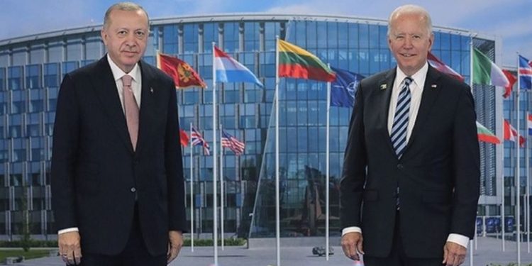 Davutoğlu'ndan Erdoğan'a 'zihniyet' tepkisi: Tek amacı Biden ile görüşmekmiş