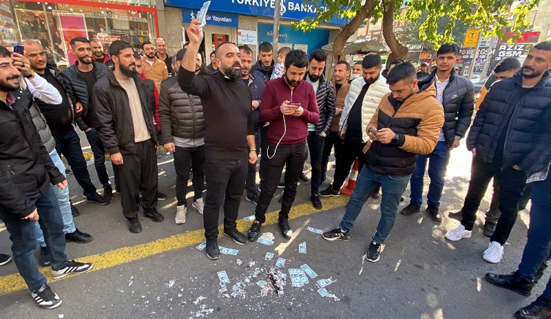 Diyarbakır'da esnaf protestosu: Sahte dolar yaktılar