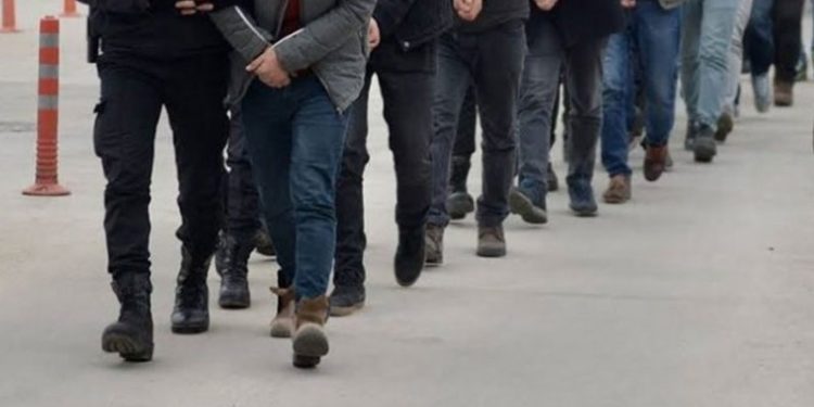 Diyarbakır ve Urfa'da ev baskınları