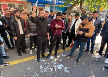 Diyarbakır'da esnaf protestosu: Sahte dolar yaktılar