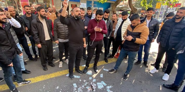 Diyarbakır'da esnaf protestosu: Sahte dolar yaktılar