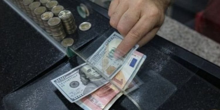 Dolar kuru 10'u gördü, ekonomistler tarihi zirveyi nasıl değerlendiriyor?