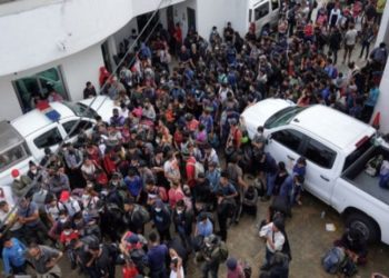 Durdurulan iki tırdan 600 göçmen çıktı