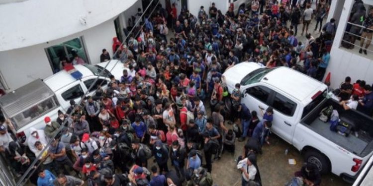 Durdurulan iki tırdan 600 göçmen çıktı