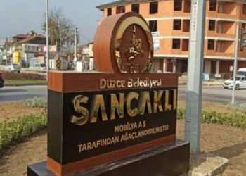 D&uuml;zce Belediyesi tepkilere rağmen kavşak isminden vazge&ccedil;miyor