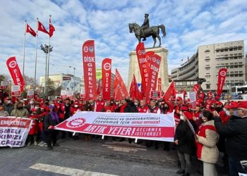 DİSK’ten TL eylemi: Türk lirası değer kaybettikçe, biz kaybediyoruz, emeğimiz ucuzluyor