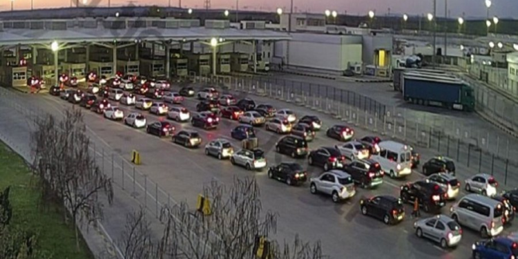 Edirne’ye alışverişe gelen Bulgarlar geri dönüşte Kapıkule’de yoğunluk oluşturdu